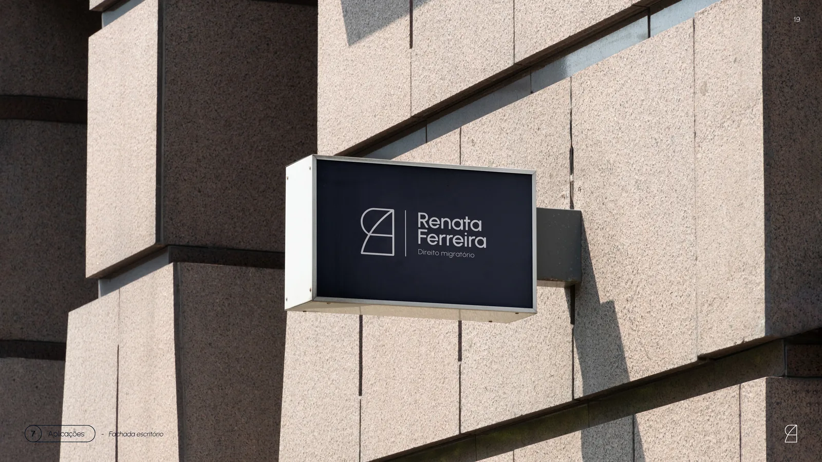 Placa de fachada com a marca Renata Ferreira